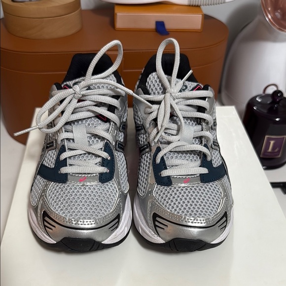 ASICS - Picture 1 of 4